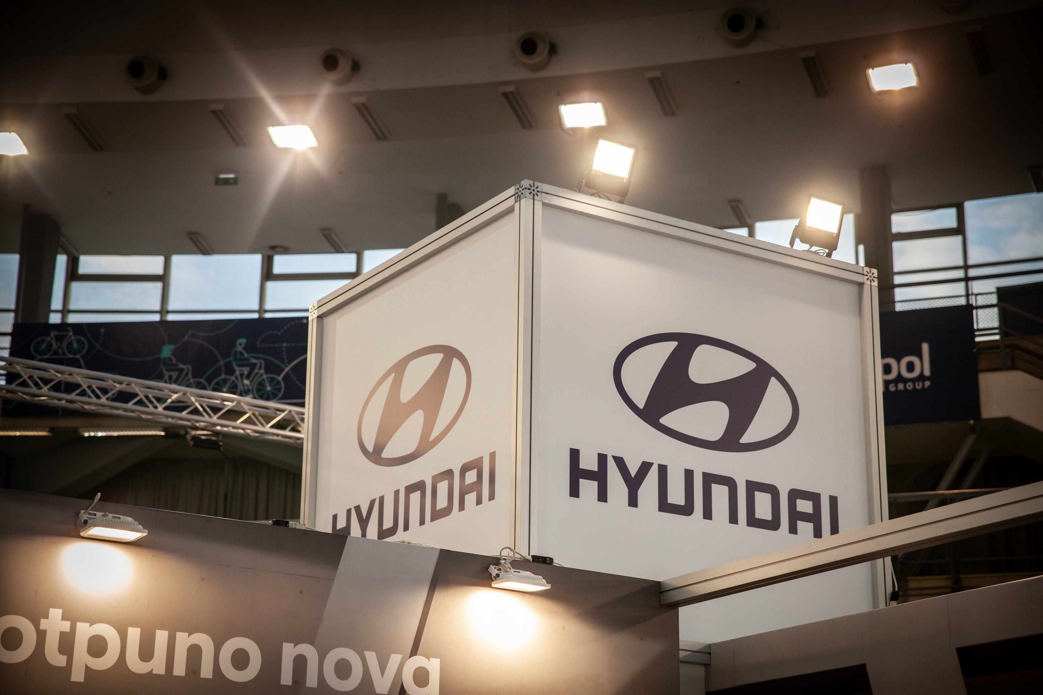 2016 Hyundai Elantra L4 1.8L_How to Operate the Door Locks from Inside the Vehicle