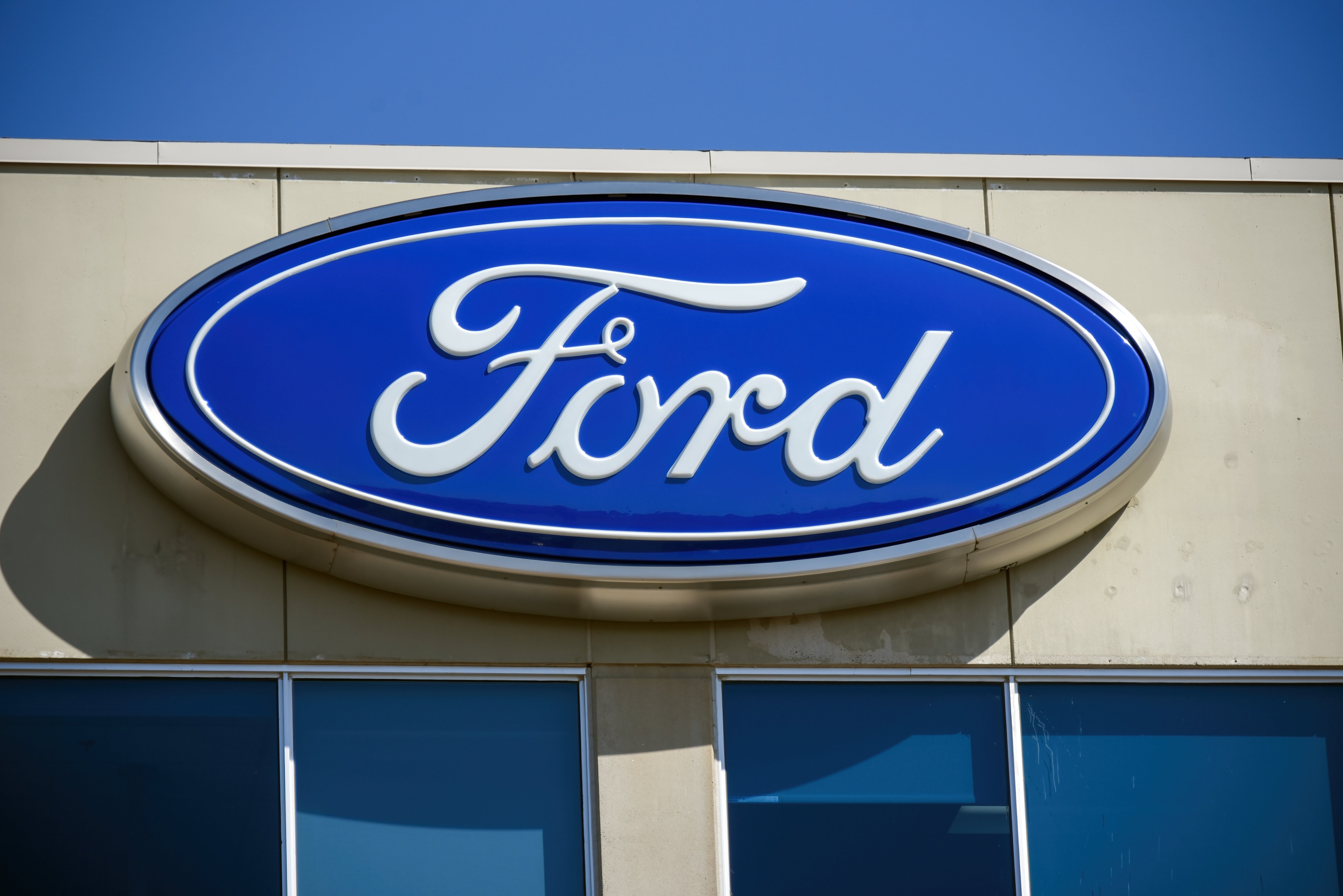 2012 Ford Fusion L4 2.5L_How to Use Front Wipers and Washers