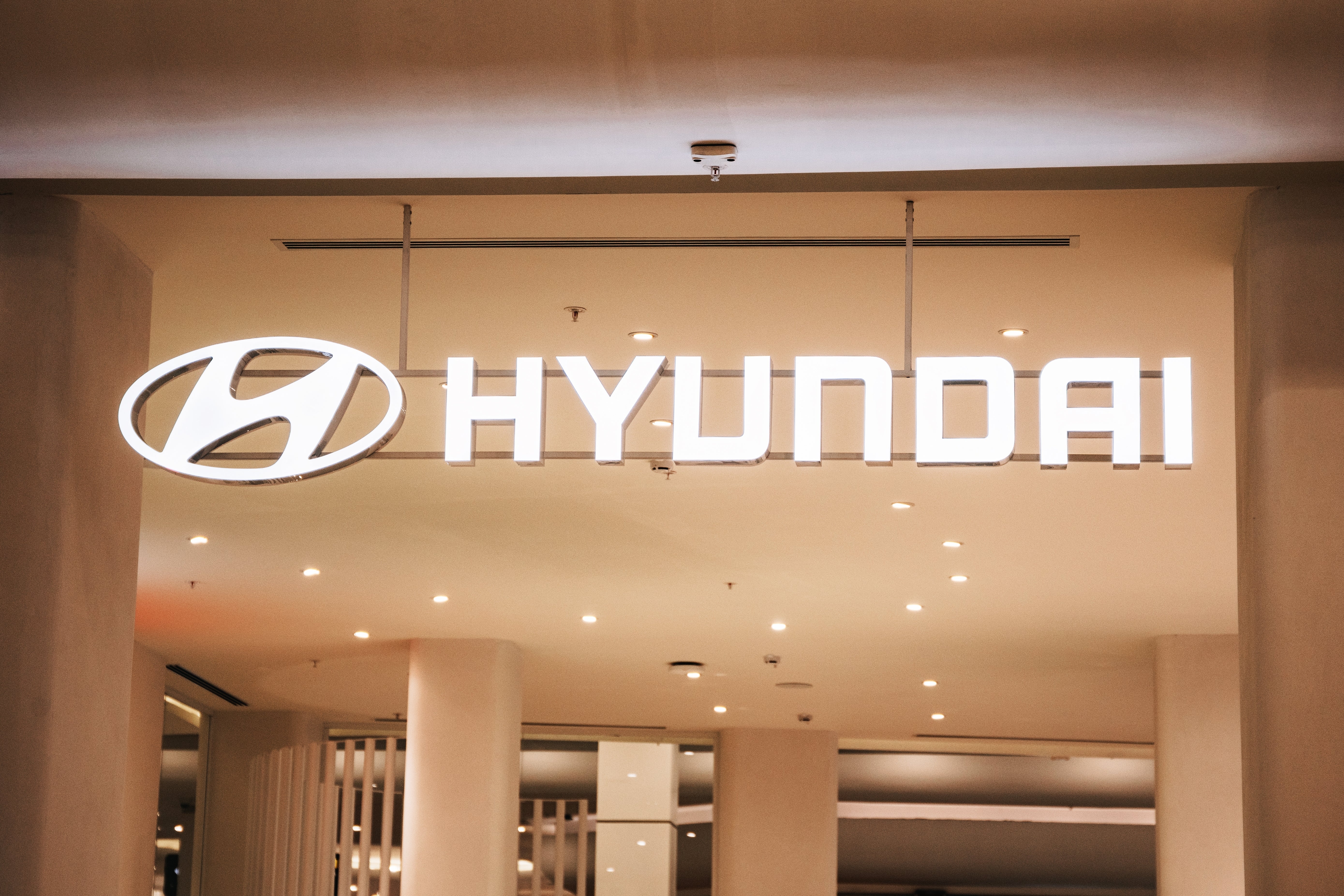 2016 Hyundai Elantra L4 1.8L_How to Operate the Sunroof